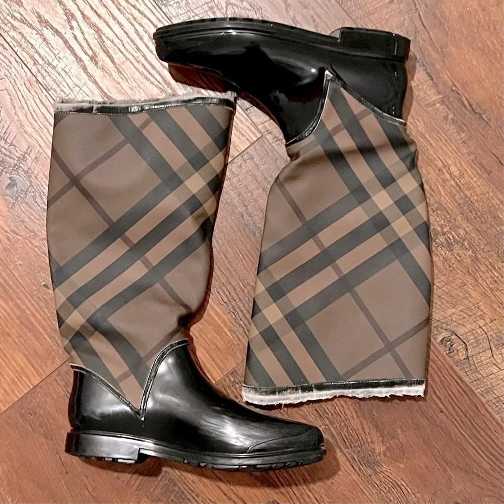 BURBERRY rain boots. Size 40